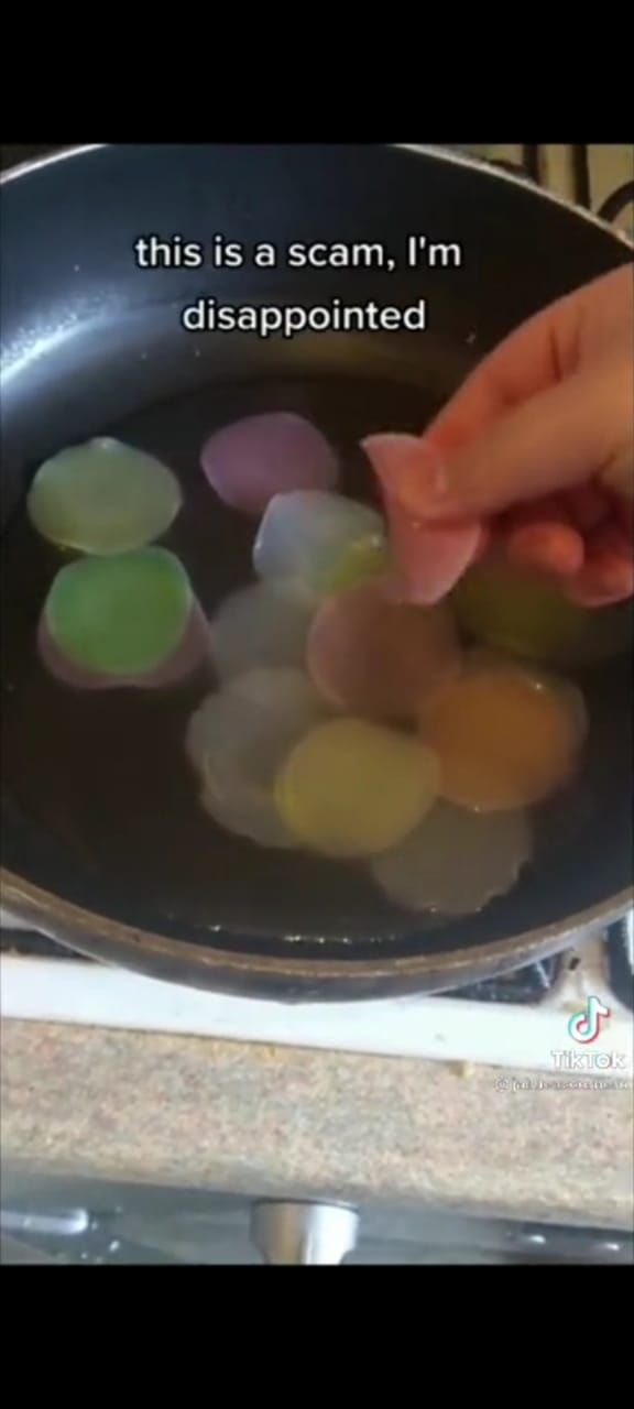 Pertama Kali Masak Kerupuk, Bule Ini Malah Merebusnya!