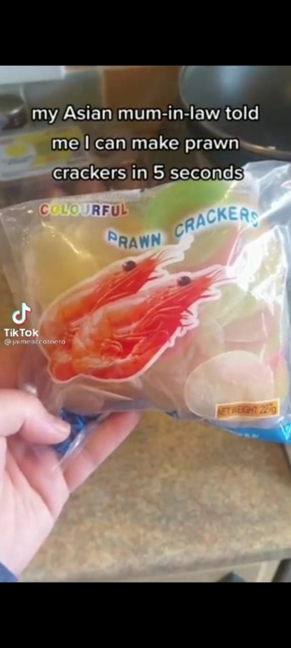 Pertama Kali Masak Kerupuk, Bule Ini Malah Merebusnya!
