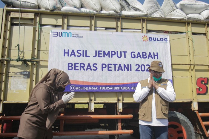 BULOG Sudah Serap 1 Juta Ton Beras Petani Lokal hingga September 2021