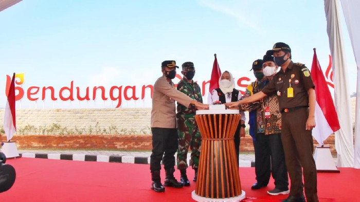 Bupati Bojonegoro Anna Muawanah hadiri pengisian bendungan gongseng