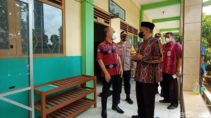 Bupati Jepara meninjau MTs Rengging yang siswa dan gurunya terpapar Corona