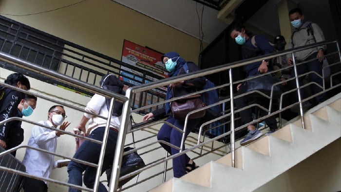 Bupati Kolaka Timur Andi Merya Nur, yang terjerat OTT KPK akan diterbangkan ke Jakarta. Usai diperiksa di Polda Sultra, dia dibawa ke Bandara Halu Oleo. (Antara Foto)