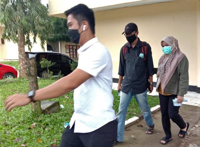Bupati Kolaka Timur Andi Merya Nur, yang terjerat OTT KPK akan diterbangkan ke Jakarta. Usai diperiksa di Polda Sultra, dia dibawa ke Bandara Halu Oleo. (Antara Foto)