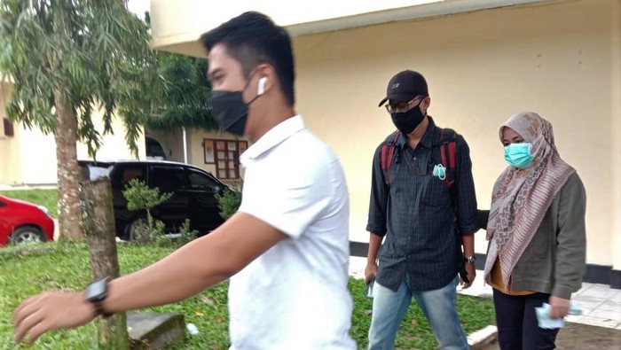 Bupati Kolaka Timur Andi Merya Nur, yang terjerat OTT KPK akan diterbangkan ke Jakarta. Usai diperiksa di Polda Sultra, dia dibawa ke Bandara Halu Oleo. (Antara Foto)