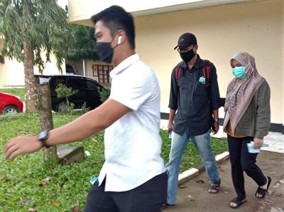 Potret Bupati Koltim Usai Diperiksa di Polda Sultra Terkait OTT KPK