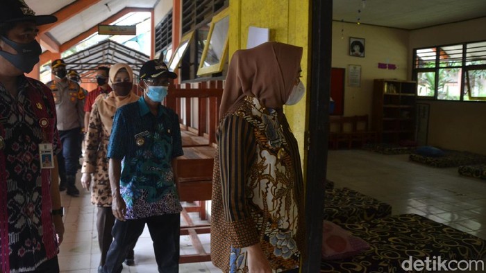 Bupati Purbalingga Dyah Hayuning Pratiwi meninjau lokasi isolasi terpusat 90 siswa yang terpapar COVID-19 di Gedung SMP N 4 Mrebet, Rabu (22/9/2021).