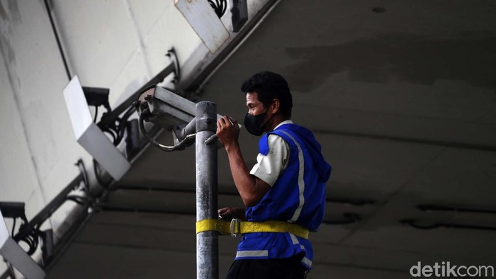 Sejumlah CCTV di Tol Dalam Kota, Jakarta, rusak. Petugas pun mulai turun untuk memperbaikinya.