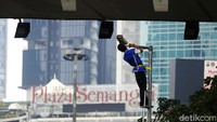 Petugas membenahi instalasi kabel CCTV, agar bisa kembali memantau arus lalu lintas di jalan tol.