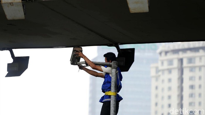 Sejumlah CCTV di Tol Dalam Kota, Jakarta, rusak. Petugas pun mulai turun untuk memperbaikinya.