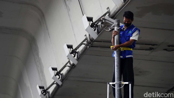Sejumlah CCTV di Tol Dalam Kota, Jakarta, rusak. Petugas pun mulai turun untuk memperbaikinya.