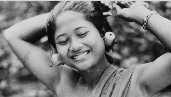 Senyum manis gadis Bali, pesona Bali sudah ada sejak lama masyarakat yang ramah dan alam yang indah menjadi daya tarik wisatawan ke pulau itu. Tropen Museum Senyum manis gadis Bali, pesona Bali sudah ada sejak lama masyarakat yang ramah dan alam yang indah menjadi daya tarik wisatawan ke pulau itu. Tropen Museum