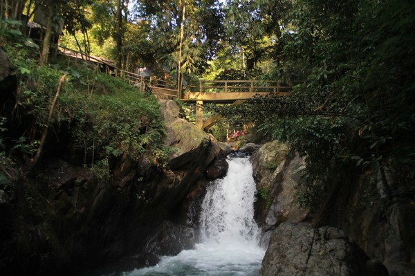Setelah melewati jalanan yang naik dan turun, traveler akan disambut pintu gerbang Kawasan Wisata Gunung Pancar. Untuk memasuki kawasan ini gratis, namun untuk masuk ke Curug Putri Kencana ada tiket yang harus dibayar. masing-masing wisatawan dipatok tiket masuk Rp 25.000 per orang, sedangkan biaya parkir sepeda motor biaya Rp 10. 000 dan mobil Rp. 15.000-20.000 (Foto: frameofjndrl/Instagram) Setelah melewati jalanan yang naik dan turun, traveler akan disambut pintu gerbang Kawasan Wisata Gunung Pancar. Untuk memasuki kawasan ini gratis, namun untuk masuk ke Curug Putri Kencana ada tiket yang harus dibayar. masing-masing wisatawan dipatok tiket masuk Rp 25.000 per orang, sedangkan biaya parkir sepeda motor biaya Rp 10. 000 dan mobil Rp. 15.000-20.000 (Foto: frameofjndrl/Instagram)