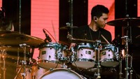 Demas Narawangsa adalah seorang musisi jazz. Foto: Instagram/@sophia_latjuba88