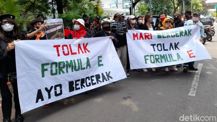 Demo tolak Formula E di Gedung DPRD DKI Jakarta.
