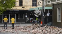 Tak sedikit toko yang memilih untuk tak beroperasi sementara waktu imbas gempa langka yang mengguncang kawasan Melbourne, Australia. (AP Photo/James Ross).