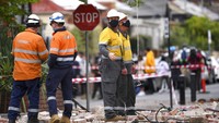 Sejumlah bangunan di area perbelanjaan kawasan Melbourne rusak. Puing-puing bangunan pun terlihat di jalan-jalan area perbelanjaan tersebut. (AP Photo/James Ross).