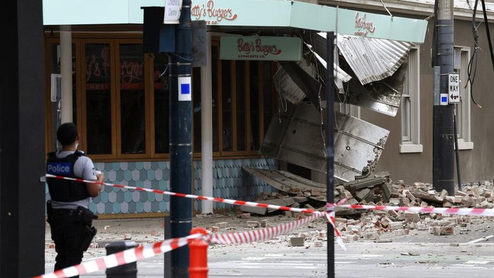 Gempa mengguncang kawasan Melbourne, Australia, pagi ini. Tak sedikit bangunan di area perbelanjaan kawasan tersebut rusak hingga tak beroperasi.
