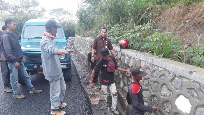 Dinas PUPR Banjarnegara mengecek lokasi talut yang ambrol dipukul pakai tangan