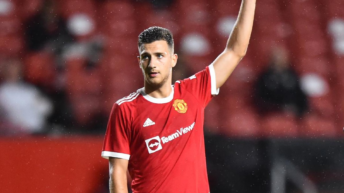 AS Roma dikabarkan akan mencoba merekrut Diogo Dalot pada Januari mendatang. (Foto: Getty Images/Nathan Stirk)