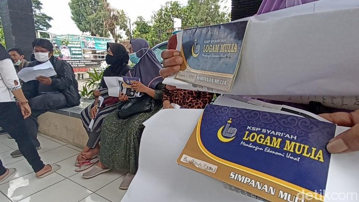 Emak-emak pedagang Pasar Brati mengadu ke polisi karena tak bisa mencairkan deposito di KSP Logam Mulia, Grobogan.