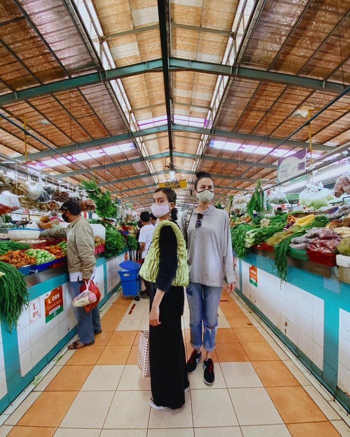 Momen Romantis Eva Celia dan Demas Narawangsa saat Makan Bersama