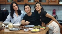 Nah, ini dia kedekatan Eva Celia bersama tunangan Demas Narawangsa saat makan bersama Sophia Latjuba. Foto: Instagram @evacelia