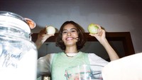 Eva Celia dan Sophia Latjuba pun tak gengsi ketika harus berbelanja bahan makanan di pasar. Keduanya bahkan mengabadikan momen saat berada di tengah penjual sayur. Foto: Instagram @evacelia