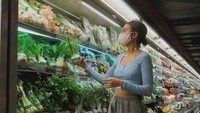 Untuk memastikan makanan yang diasup sehat, Eva Celia juga sering masak. Momen memasaknya itu biasanya ditemani oleh Sophia Latjuba. Foto: Instagram @evacelia