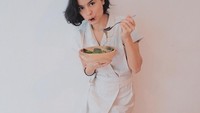 Nah, kalau momen ini adalah bukti bawa Eva Celia doyan makan sayur. Itulah yang menjadi rahasia cantik dan awet muda Eva bersama sang ibu. Foto: Instagram @evacelia