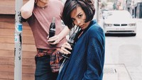 Posenya sambil memegang botol minuman bersoda ini pun tak kalah menggemaskan. Di usianya ke-29, ia terlihat seperti remaja. Foto: Instagram @evacelia