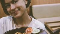 Menikmati sate dengan timun dan tomat, ini pose menggemaskan Eva Celia. Ia berpose dengan seporsi sate berbumbu kacang. Foto: Instagram @evacelia