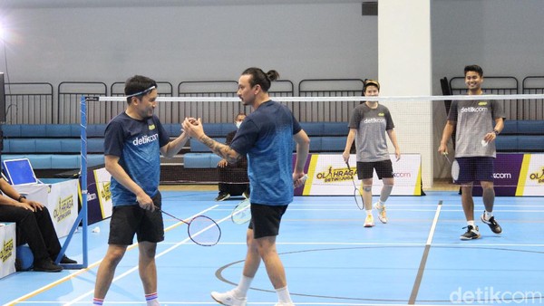 Foto: Fun Match Badminton Vindes Vs Owi/Butet, Seru Banget!