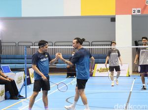 Foto: Fun Match Badminton Vindes Vs Owi/Butet, Seru Banget!