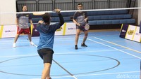 Apakah pose patung pancoran bisa digunakan untuk main badminton? Kata David, “Bisa!”. Foto: dok. detikcom