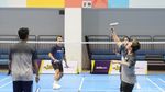 Foto: Fun Match Badminton Vindes Vs Owi/Butet, Seru Banget!