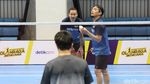 Foto: Fun Match Badminton Vindes Vs Owi/Butet, Seru Banget!