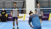 Gaya Vincent ketika merapikan bulu di shuttlecock sebelum mulai servis. Foto: dok. detikcom
