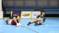 Joshua/Arya: “Lapangan Badminton enak juga buat ngaso”. Foto: dok. detikcom
