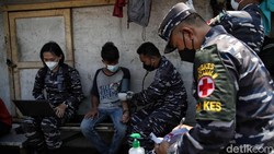 Prajurit TNI AL Lantamal 3 melakukan serbuan vaksin untuk nelayan di pesisir Jakarta. Vaksinasi massal itu diberikan sebagai upaya cegah lonjakan kasus COVID-19