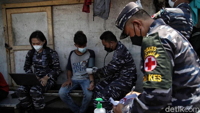 Gencarkan Vaksinasi, Nelayan di Pesisir Jakarta Divaksin COVID-19 Prajurit TNI AL Lantamal 3 melakukan serbuan vaksin untuk nelayan di pesisir Jakarta. Vaksinasi massal itu diberikan sebagai upaya cegah lonjakan kasus COVID-19