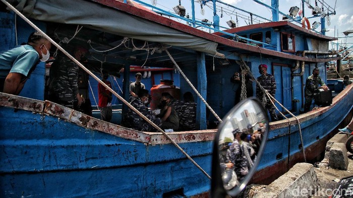 Gencarkan Vaksinasi, Nelayan di Pesisir Jakarta Divaksin COVID-19 Prajurit TNI AL Lantamal 3 melakukan serbuan vaksin untuk nelayan di pesisir Jakarta. Vaksinasi massal itu diberikan sebagai upaya cegah lonjakan kasus COVID-19