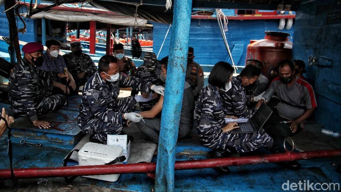 Prajurit TNI AL Lantamal 3 melakukan serbuan vaksin untuk nelayan di pesisir Jakarta. Vaksinasi massal itu diberikan sebagai upaya cegah lonjakan kasus COVID-19