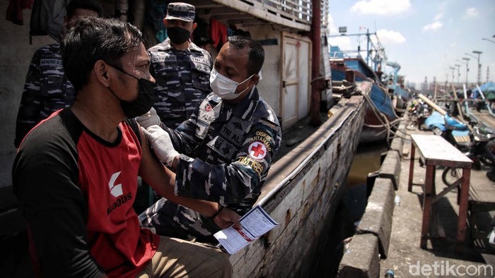 Gencarkan Vaksinasi, Nelayan di Pesisir Jakarta Divaksin COVID-19 Prajurit TNI AL Lantamal 3 melakukan serbuan vaksin untuk nelayan di pesisir Jakarta. Vaksinasi massal itu diberikan sebagai upaya cegah lonjakan kasus COVID-19