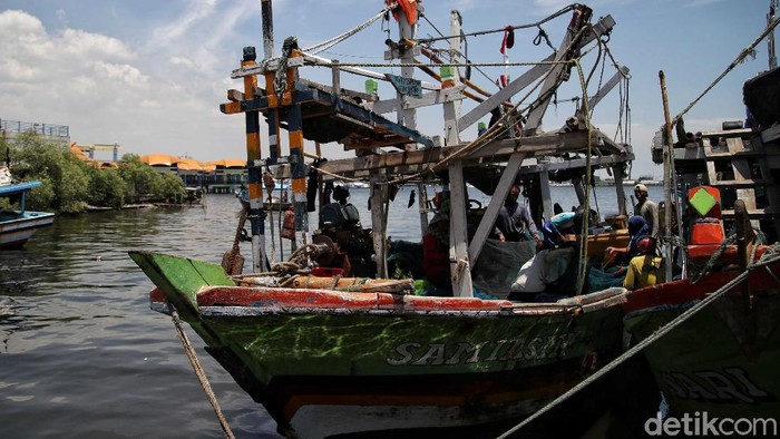 Gencarkan Vaksinasi, Nelayan di Pesisir Jakarta Divaksin COVID-19 Prajurit TNI AL Lantamal 3 melakukan serbuan vaksin untuk nelayan di pesisir Jakarta. Vaksinasi massal itu diberikan sebagai upaya cegah lonjakan kasus COVID-19