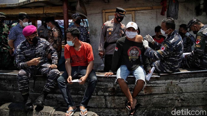 Gencarkan Vaksinasi, Nelayan di Pesisir Jakarta Divaksin COVID-19 Prajurit TNI AL Lantamal 3 melakukan serbuan vaksin untuk nelayan di pesisir Jakarta. Vaksinasi massal itu diberikan sebagai upaya cegah lonjakan kasus COVID-19