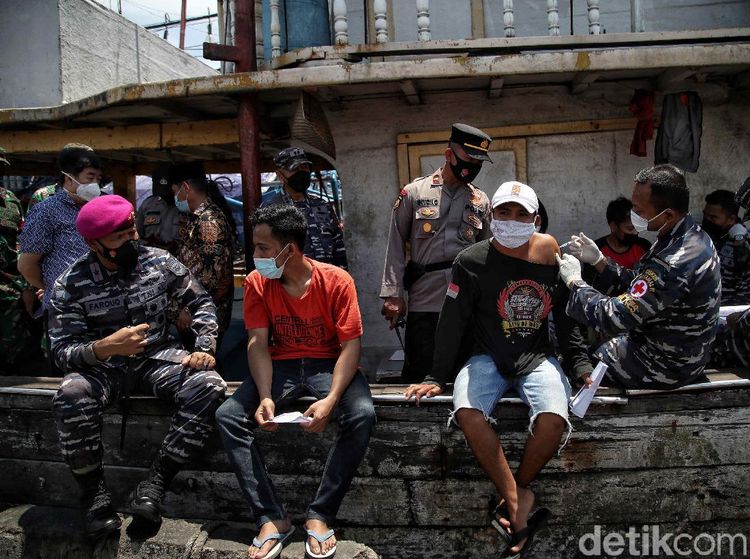 TNI AL Gencarkan Vaksinasi Nelayan di Pesisir Jakarta