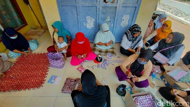 Ibu-ibu asal Majalengka ini berhasil berkreasi dengan memanfaatkan sampah plastik.