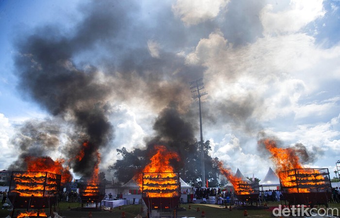 India Musnahkan Ribuan Cula Badak Ilegal Ribuan cula badak yang disita dari para pemburu ilegal maupun dari badak yang mati secara alamiah dibakar di Assam, India (22/9/2021).