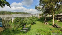Suasananya yang hijau dan teduh, membuat Jembatan Cirahong jadi tempat nongkrong di sore hari. (Dadang Hermansyah/detikcom)