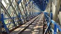 PT KAI masih melakukan perawatan untuk bantalan kayu jembatan. (Dadang Hermansyah/detikcom)